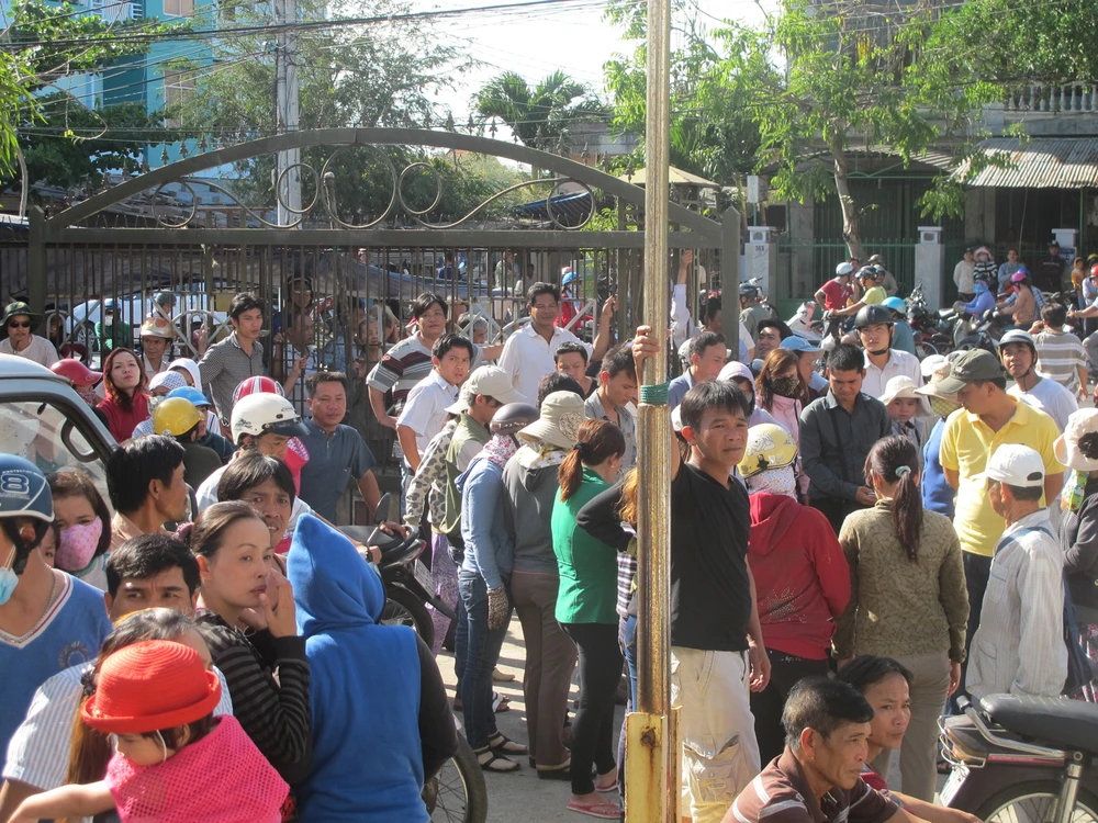 Vụ 5 công an đánh chết nghi can: Hỗn loạn sau khi tòa tuyên án ảnh 4